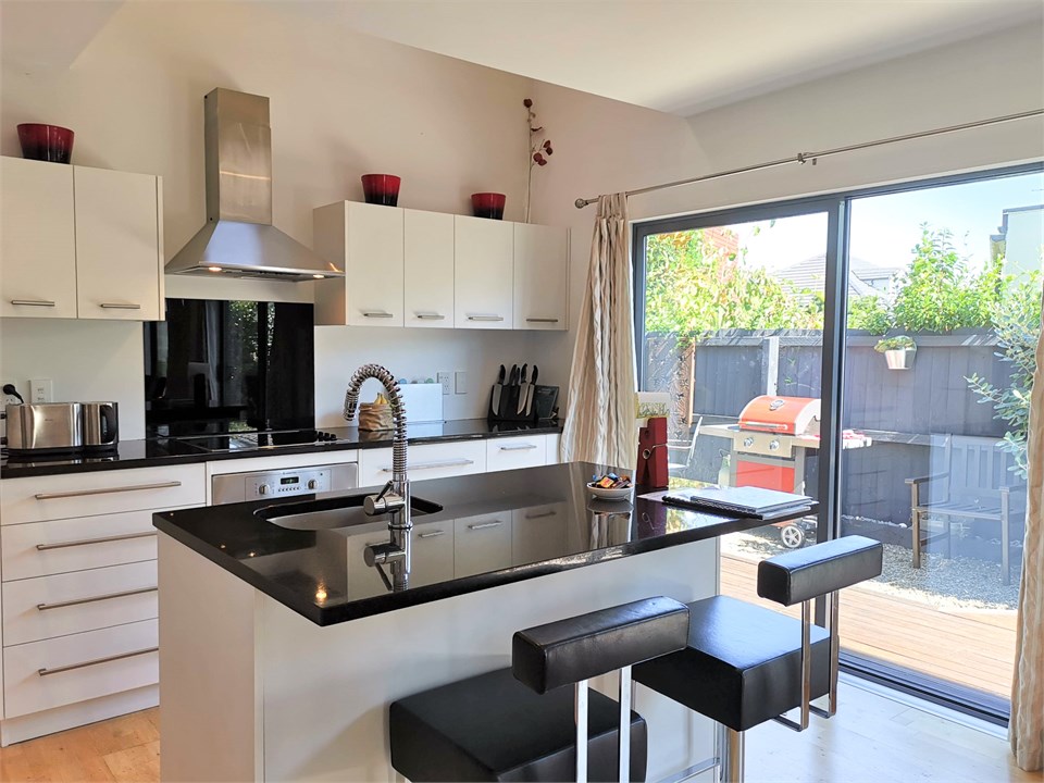 Kitchen island/Breakfast Bar