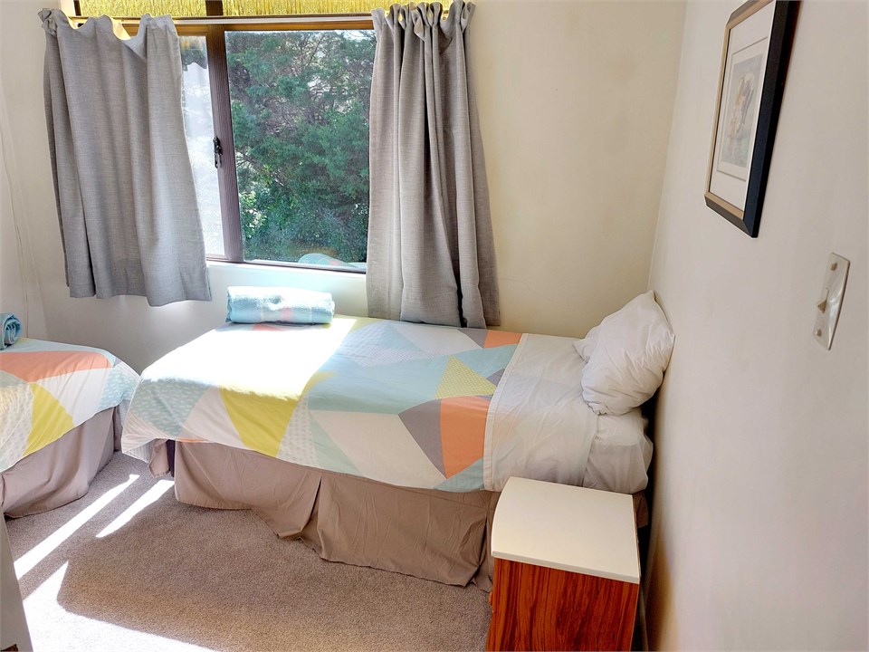 Bedroom 2, 2 single beds