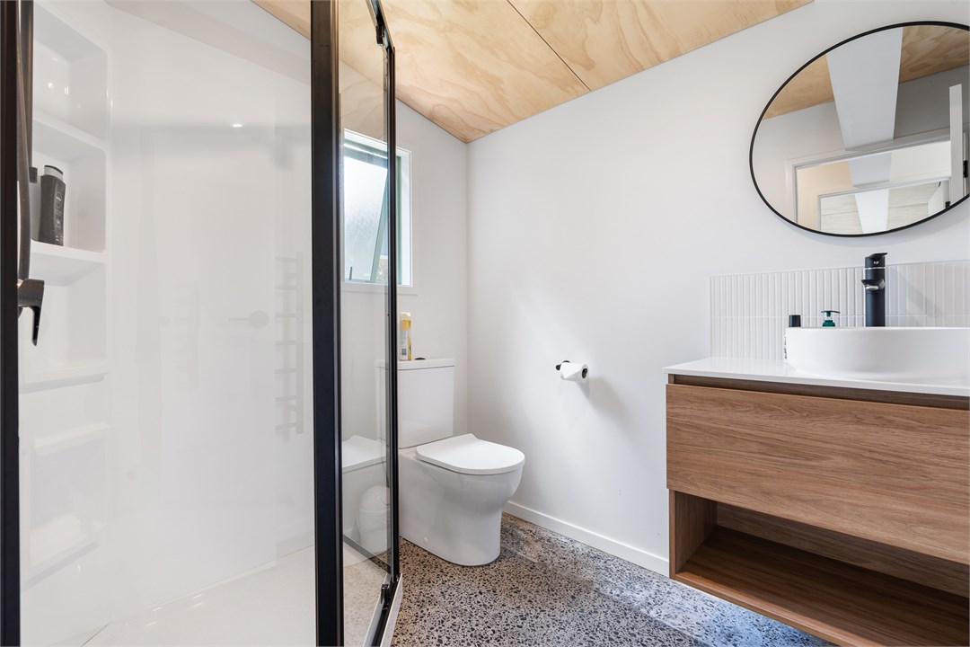 House 2 - Full bathroom