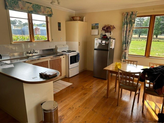 View of fully equiped kitchen and dining area