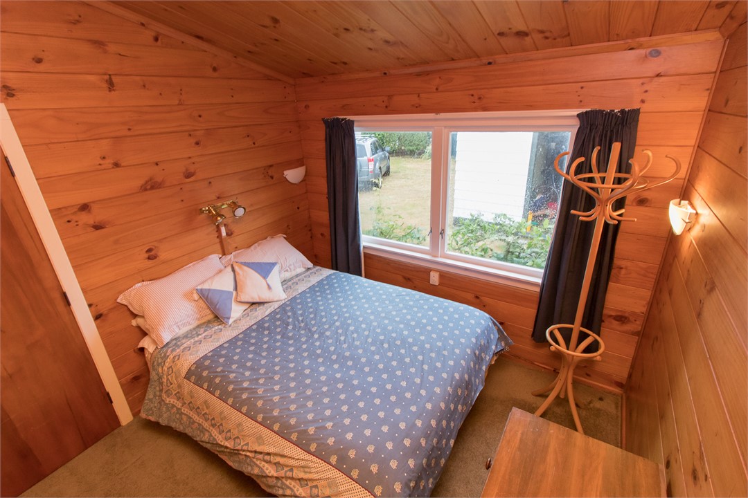 same 2nd double bed room with rose bush or lemon t