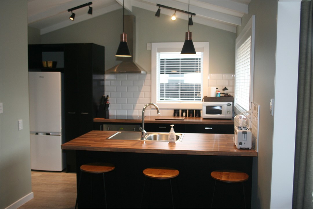 Breakfast bar and kitchen