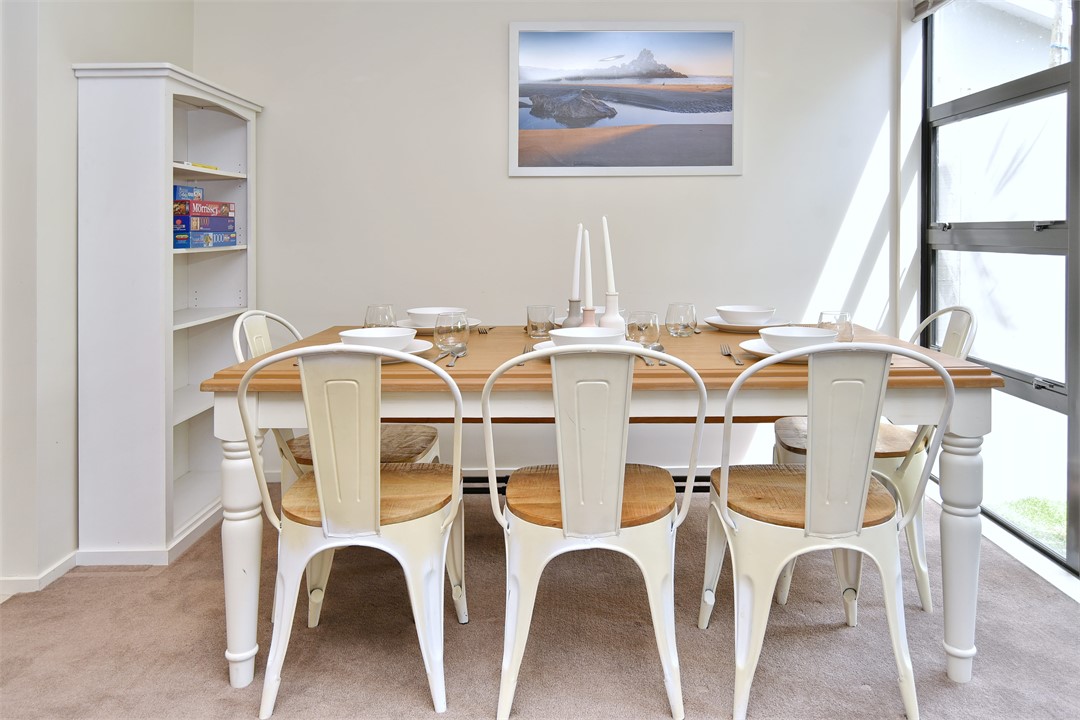 The dining area seats 6 people