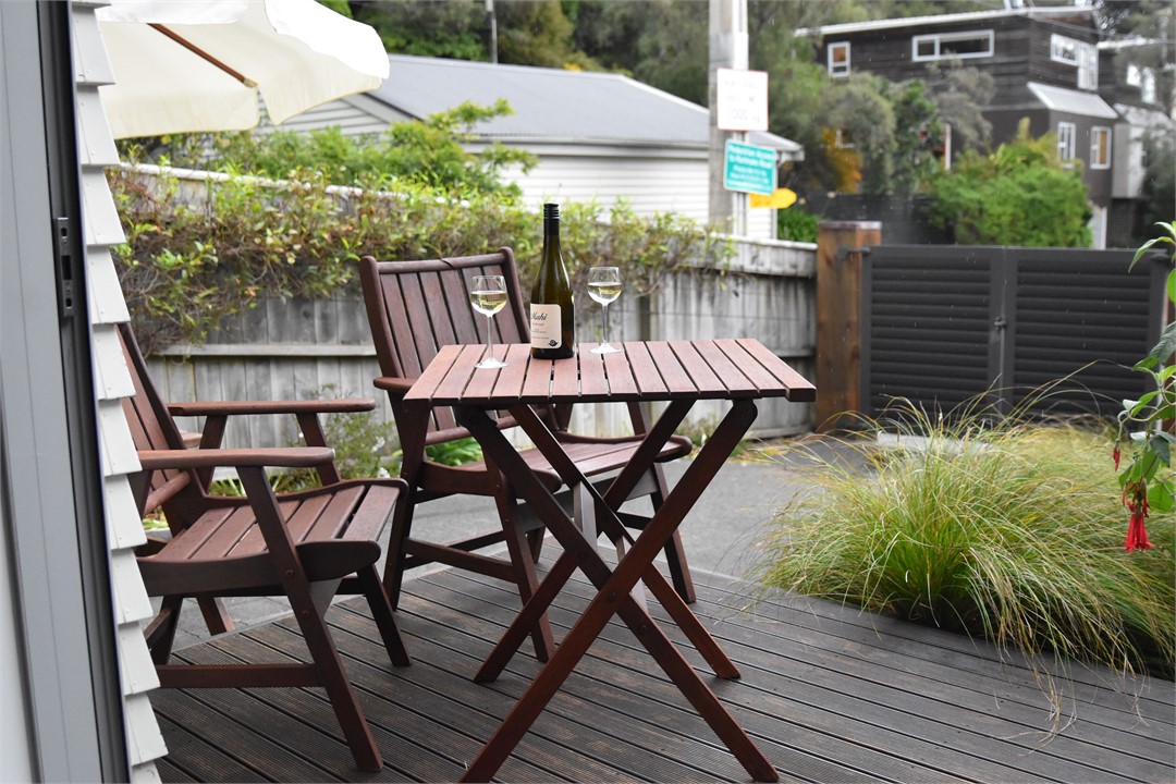 Days Bay Apartment Accommodation: Relaxing on deck