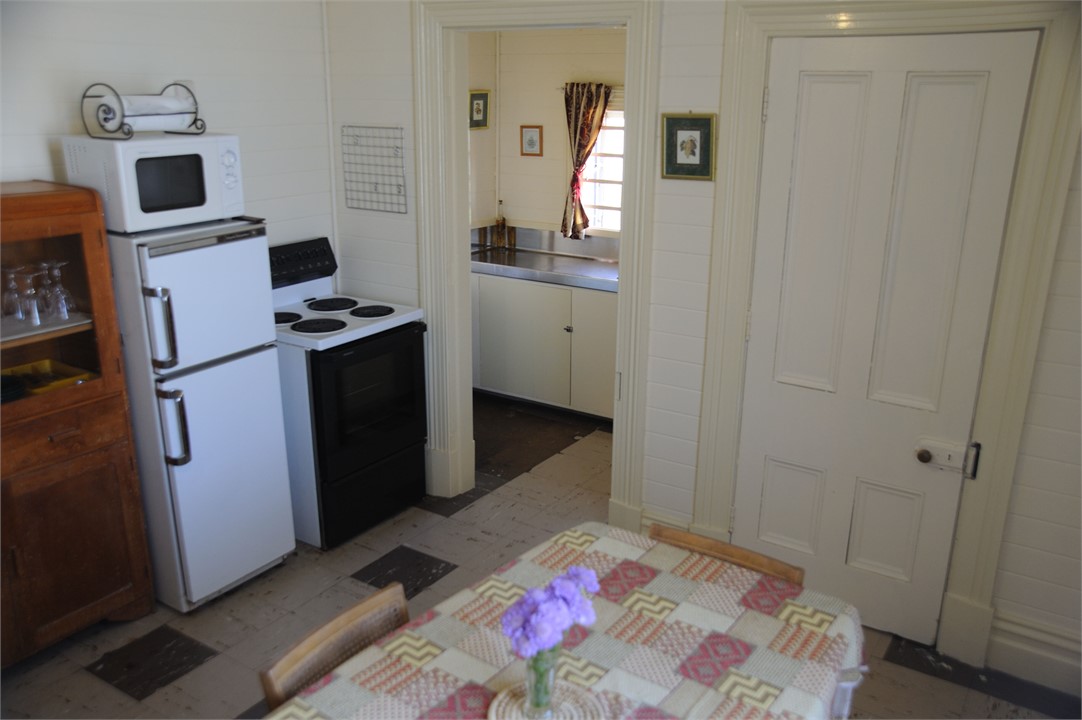 Ko te Kihini. The kitchen with fridge/freezer, ov