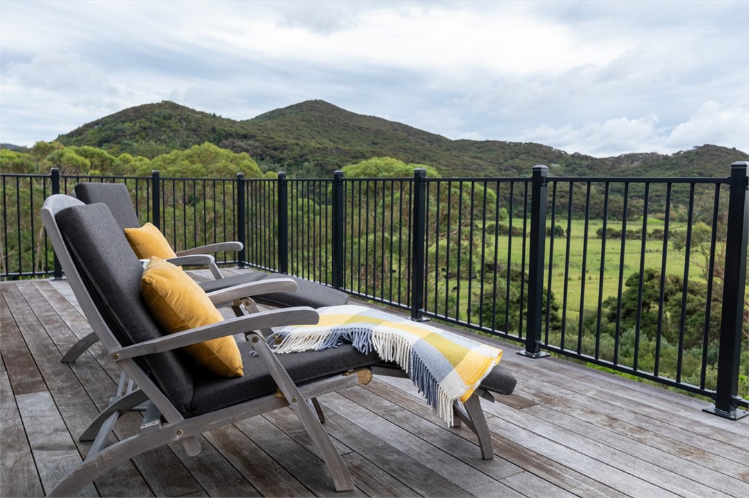 Front deck and view over Medlands Beach
