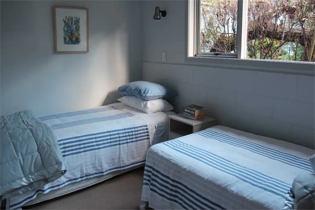 Bedroom with 2 singles