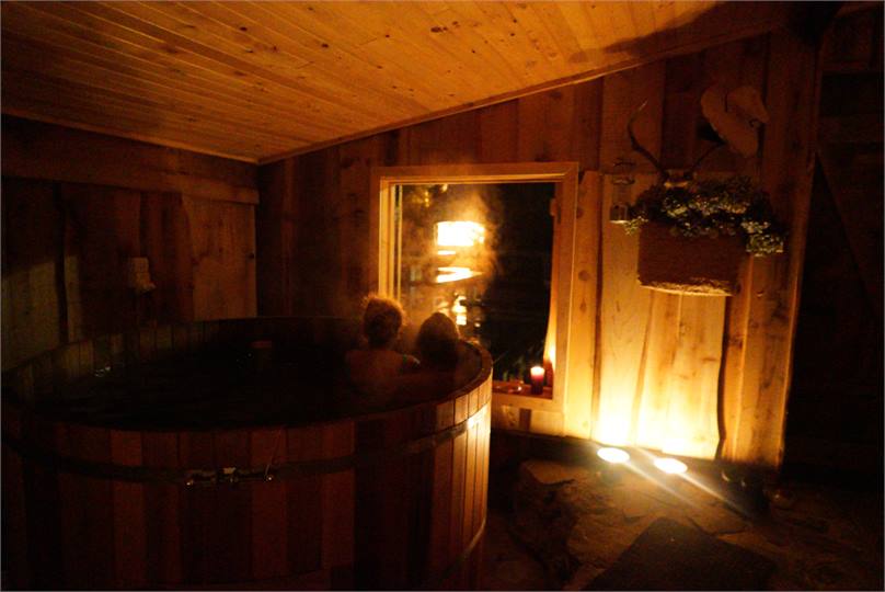 Cedar hot tub looking onto entertainers deck