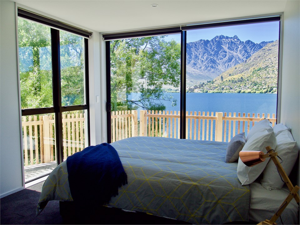 Master Queen ensuite bedroom