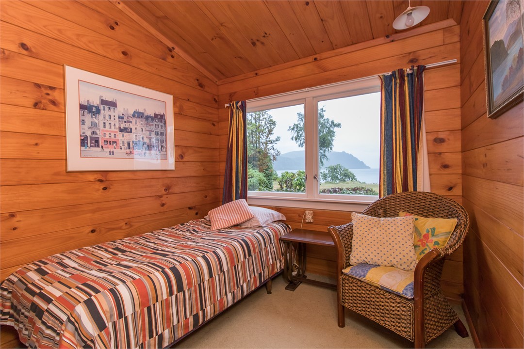 Single bed room with Lake and reserve views