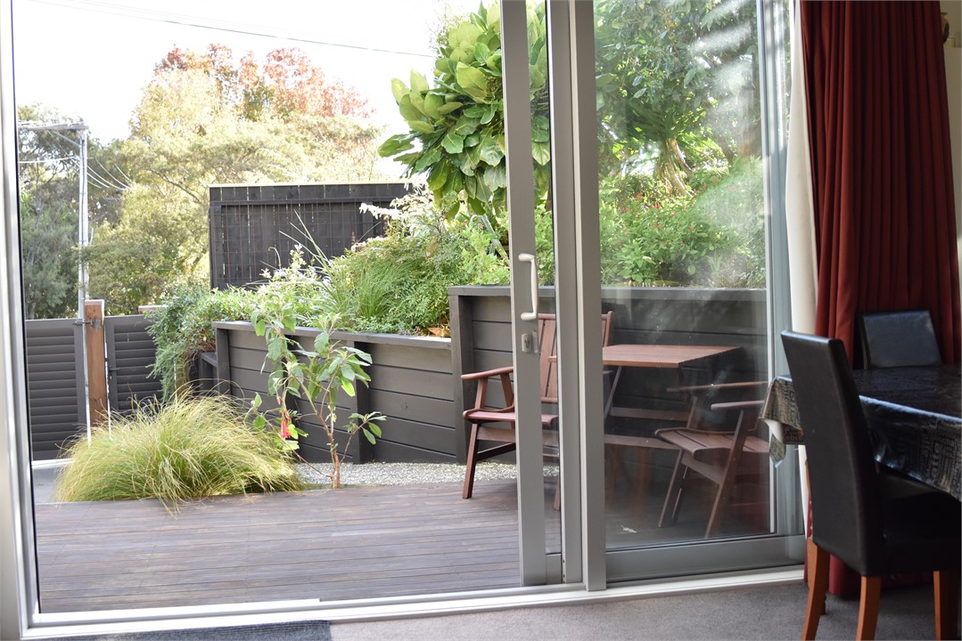 Days Bay Apartment Accommodation: In lounge, looki