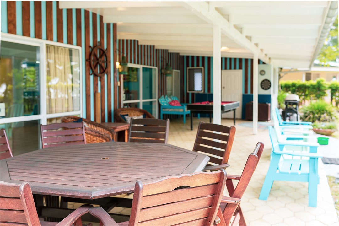 Deck - lots of seating