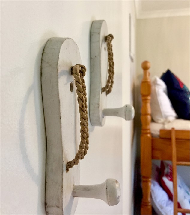 Seaside touches in the bunkroom