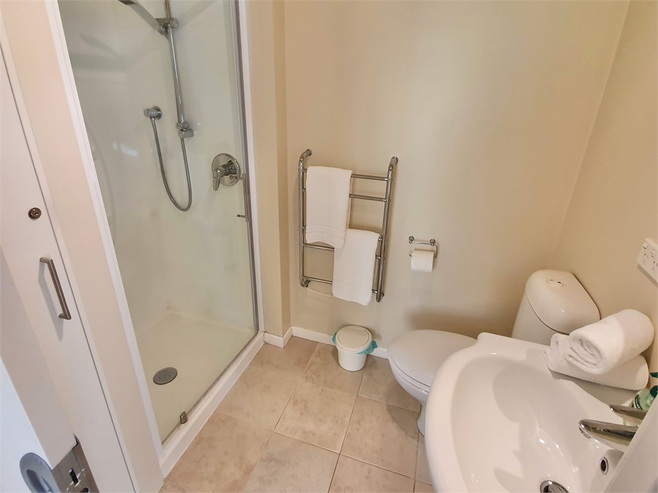 Main bedroom ensuite bathroom