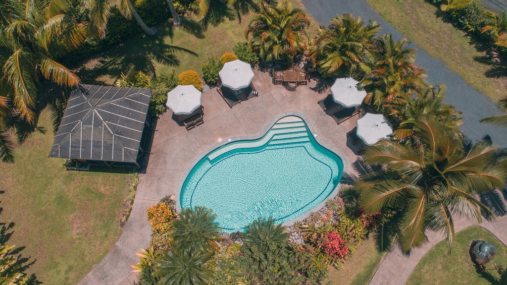 Relax by the pool - sun loungers and tables/chairs