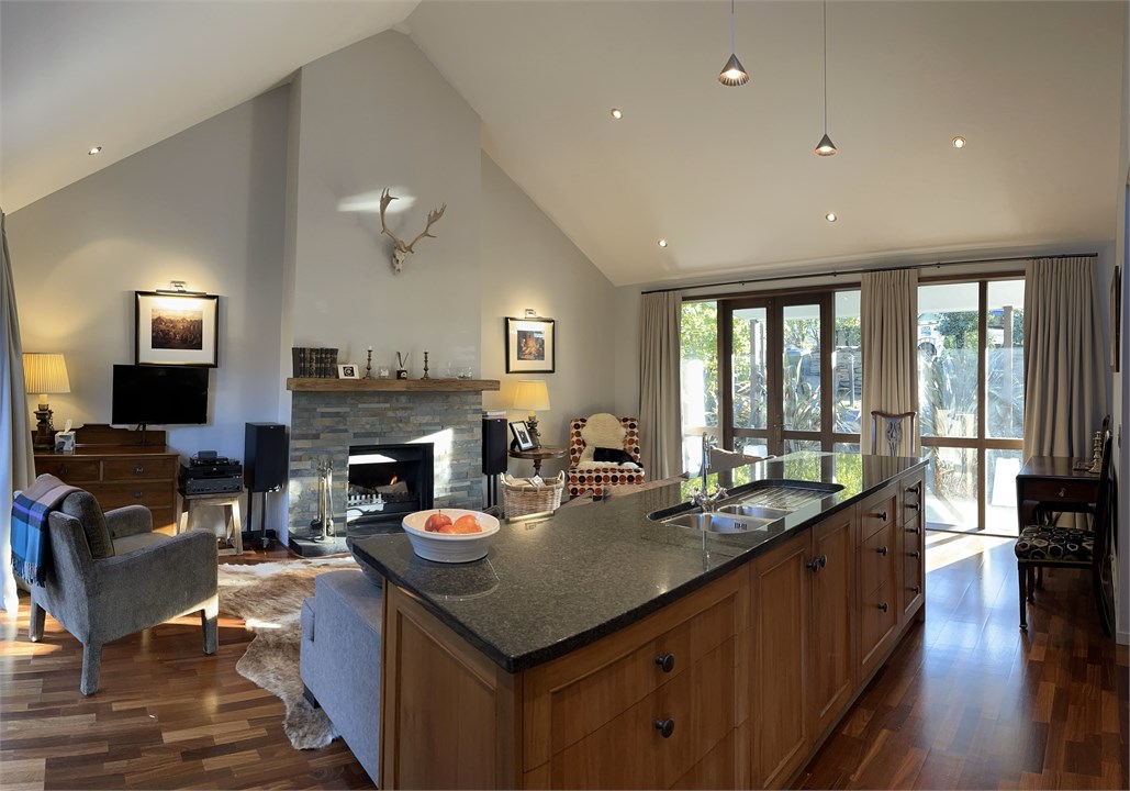 Open plan kitchen / living