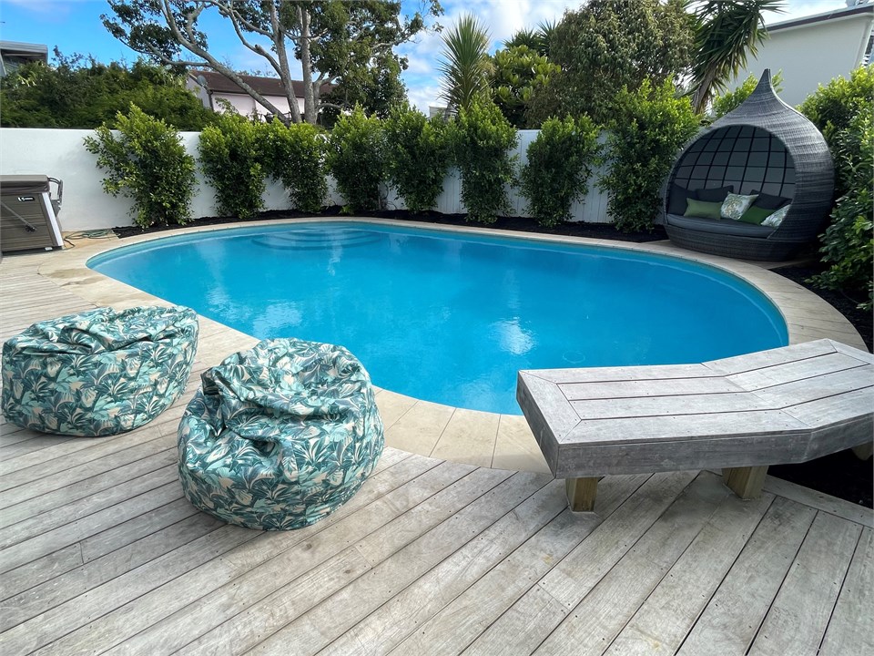 Solar heated pool & luxury jacuzzi