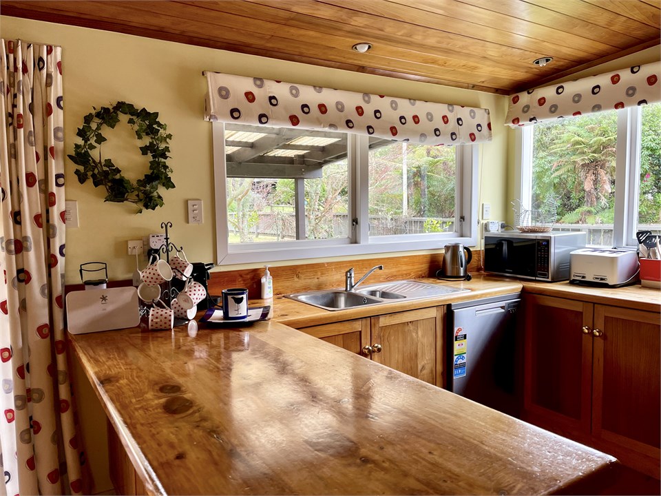 Fresh friendly kitchen with all mod cons.