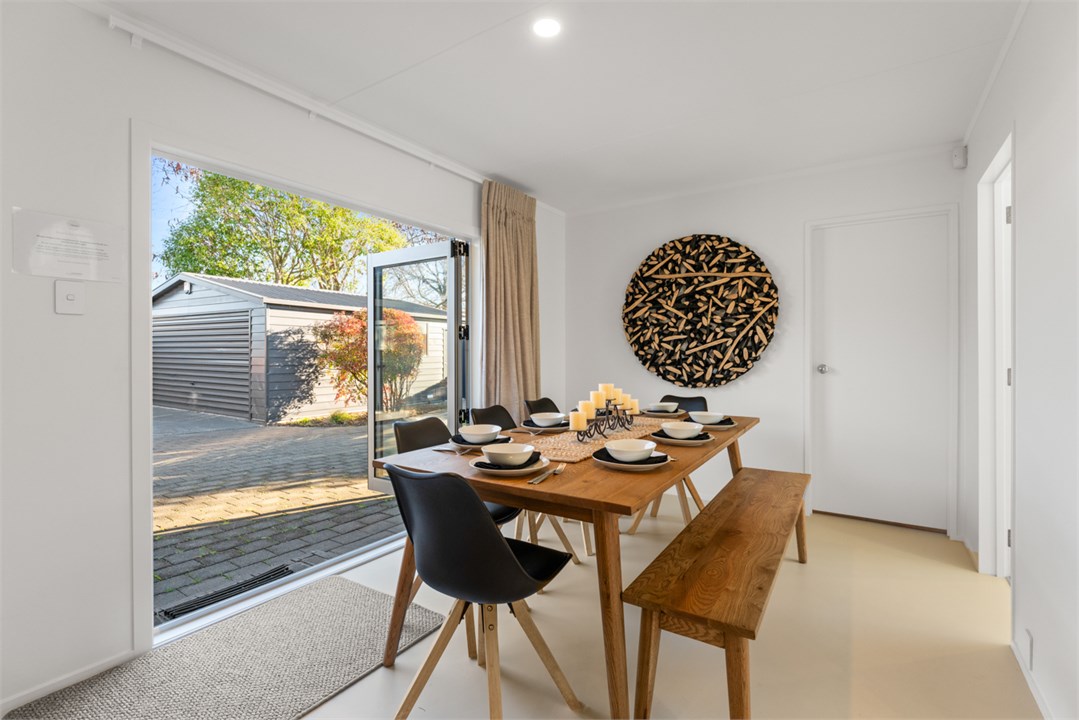 Dining area with indoor/outdoor flow