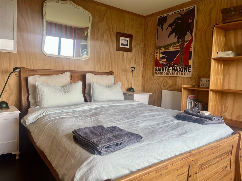 Queen bed wit sea views