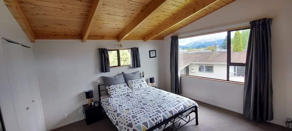 Master Upstairs bedroom - 1x Queen bed