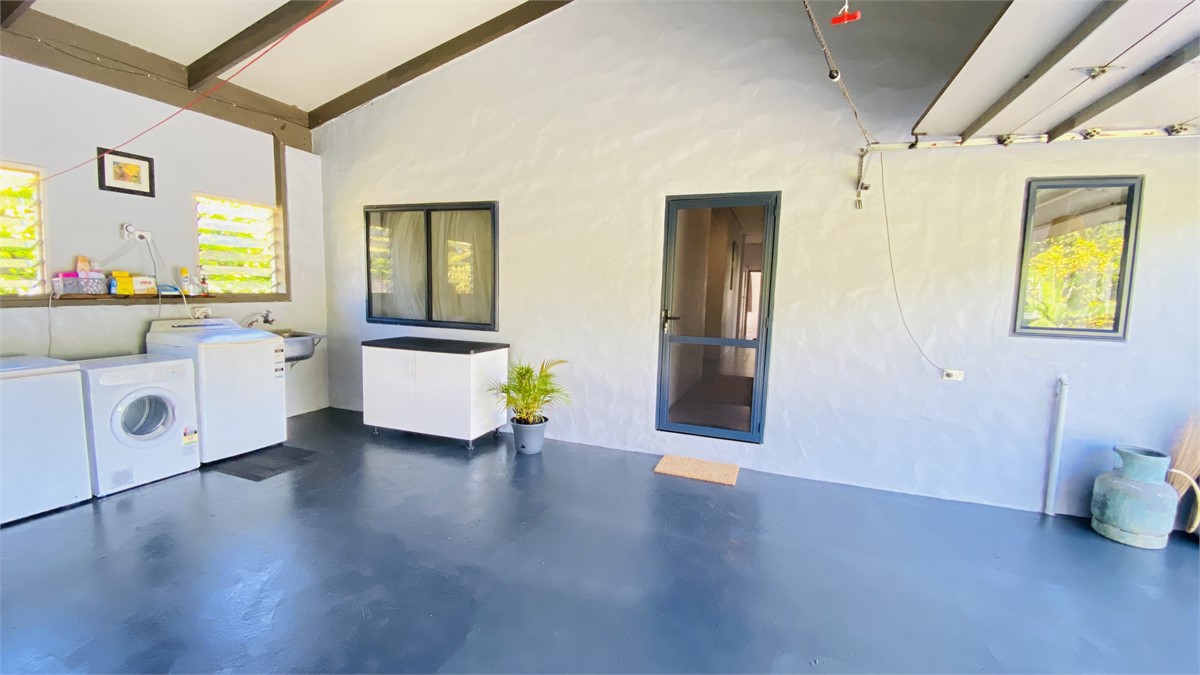 Garage with a washing machine and tumble dryer