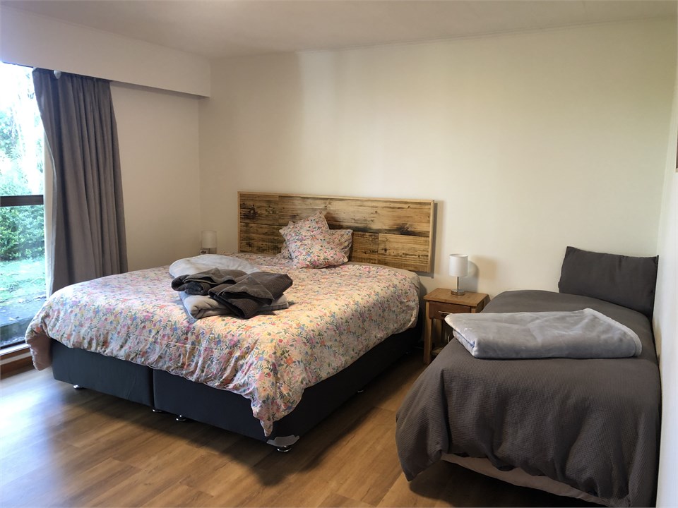 Bedroom 1: 1 superking + 2 singles