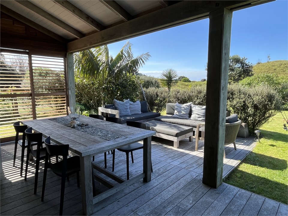 outdoor verandah dining/gathering area