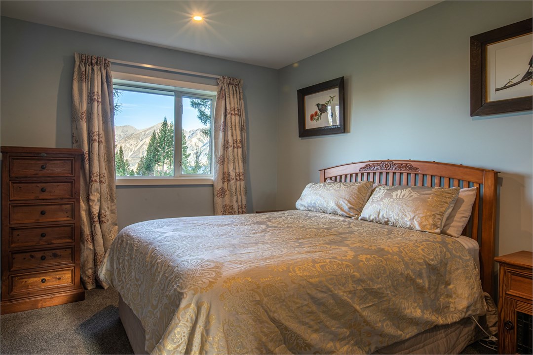 Bedroom 2, queen bed with chiropractic mattress