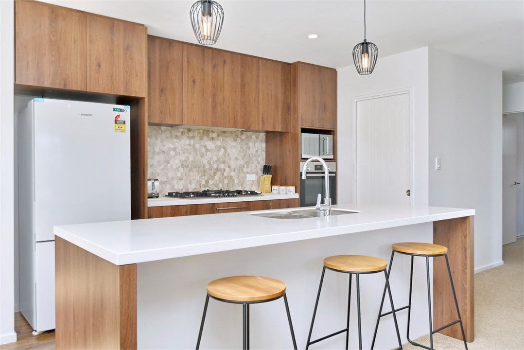 Fully equipped Kitchen area with seats at the benc