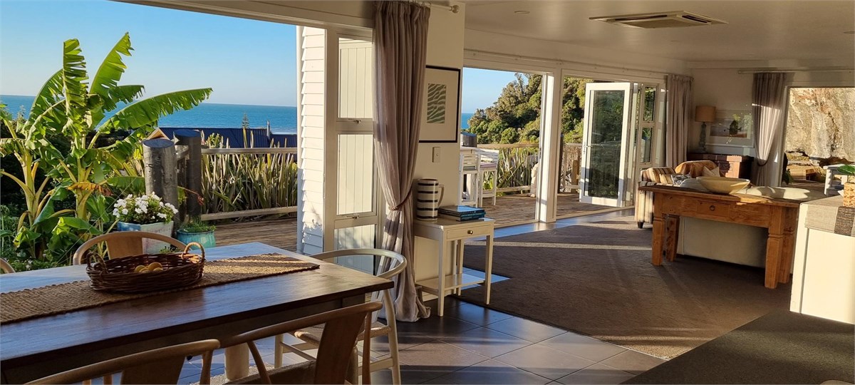 Expansive sea views, spacious stylish indoor/outdo