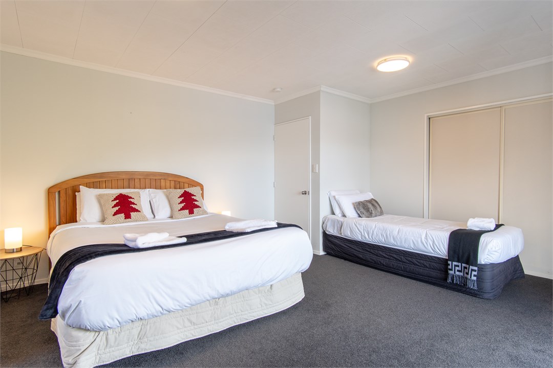 Master bedroom with spare single bed