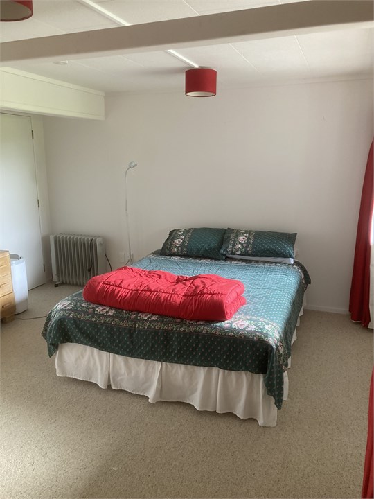 Downstairs main bedroom (Queen)