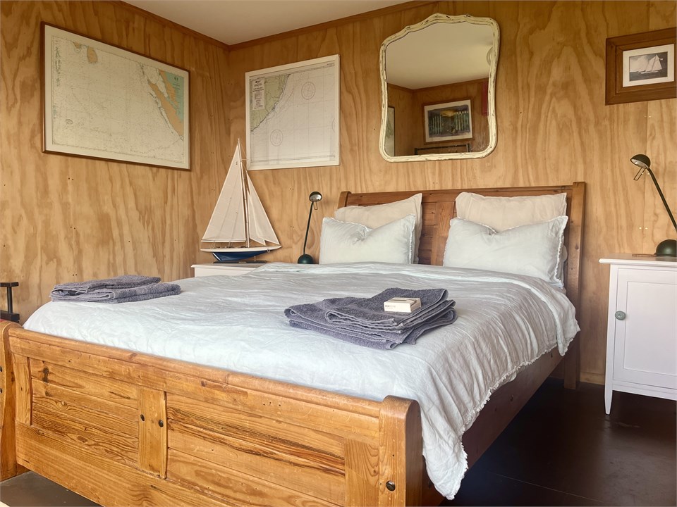 Queen bed with sea view