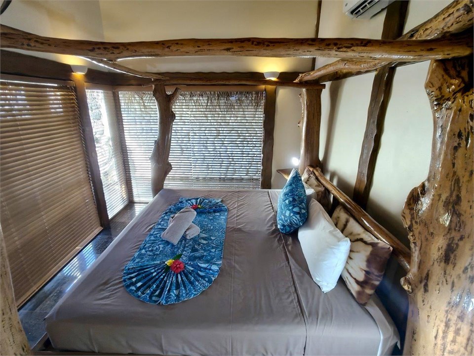 4-Post California King Bed.