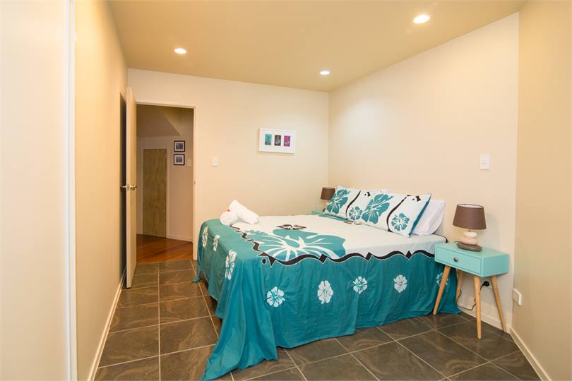 Downstairs bedroom 1 x queen bed