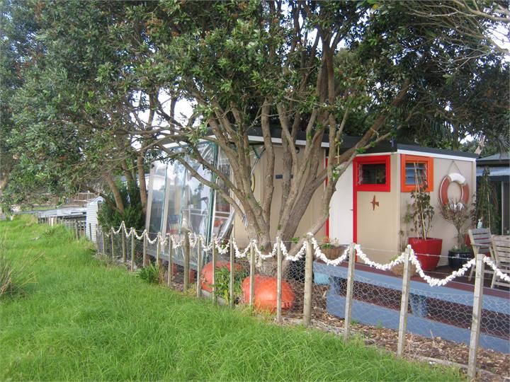Pohutukawa Cabin & the walk around Bathroom
