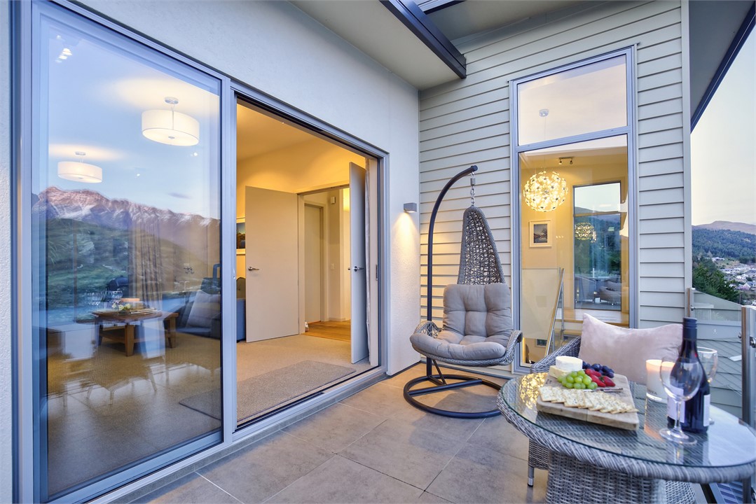 Deck off second lounge