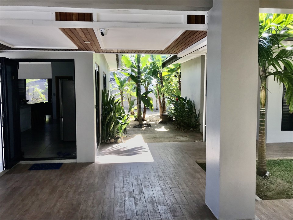 Arrivals area into lounge