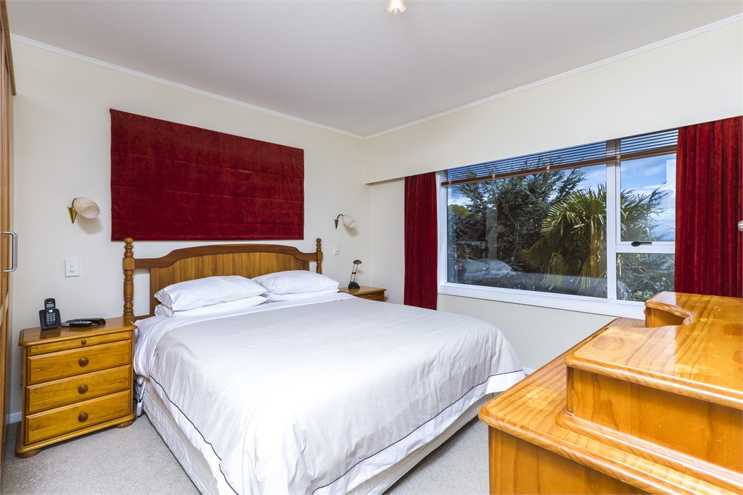 Master bedroom with King bed & Ensuite Bathroom
