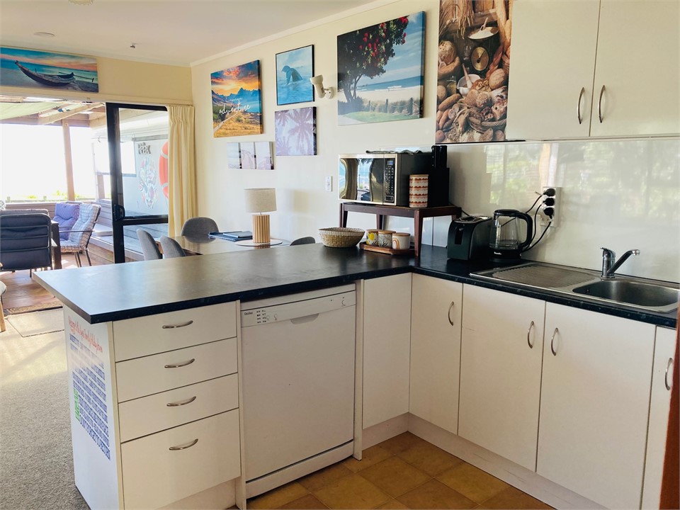 Kitchen (Dishwasher, Oven, Hob, Microwave, Fridge)