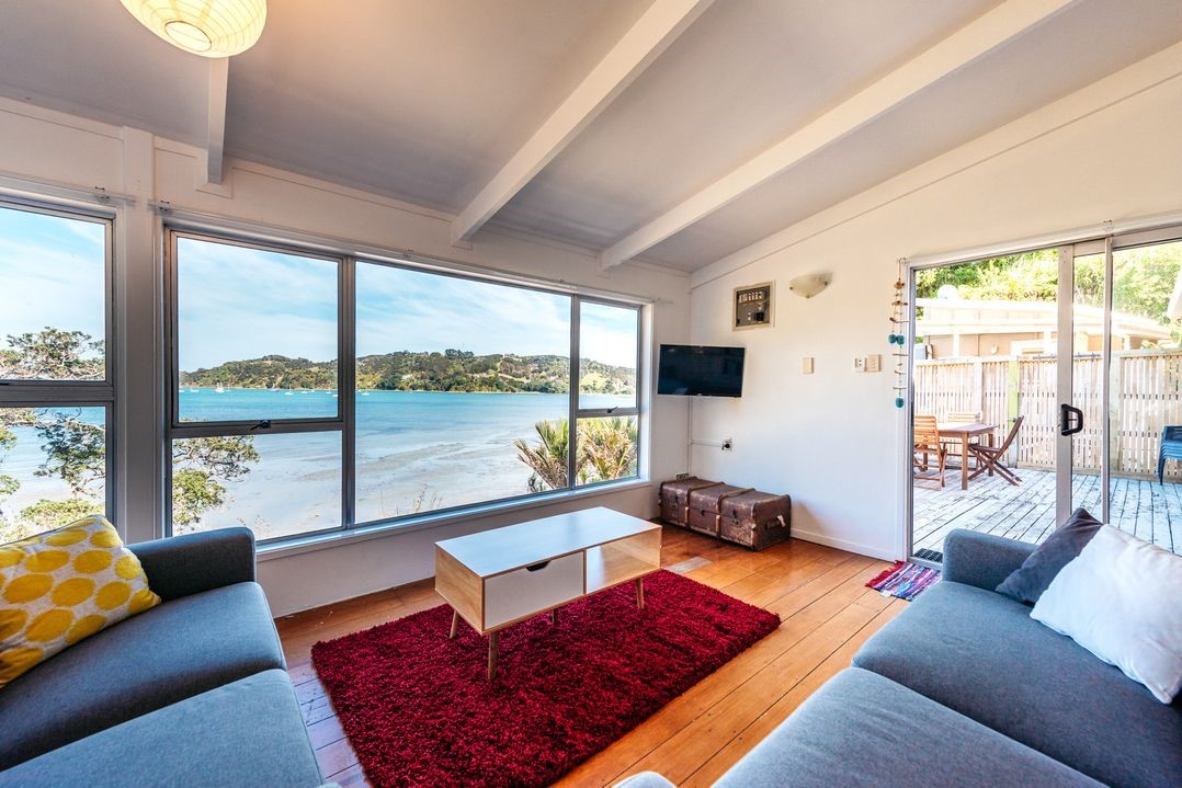 Beachfront Seclusion (Bachcare) Waiheke Island Bach for rent
