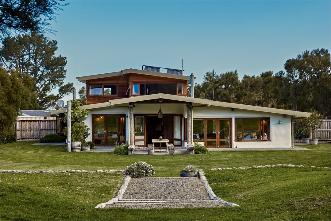 straw bale luxury holiday house garden weekend eve