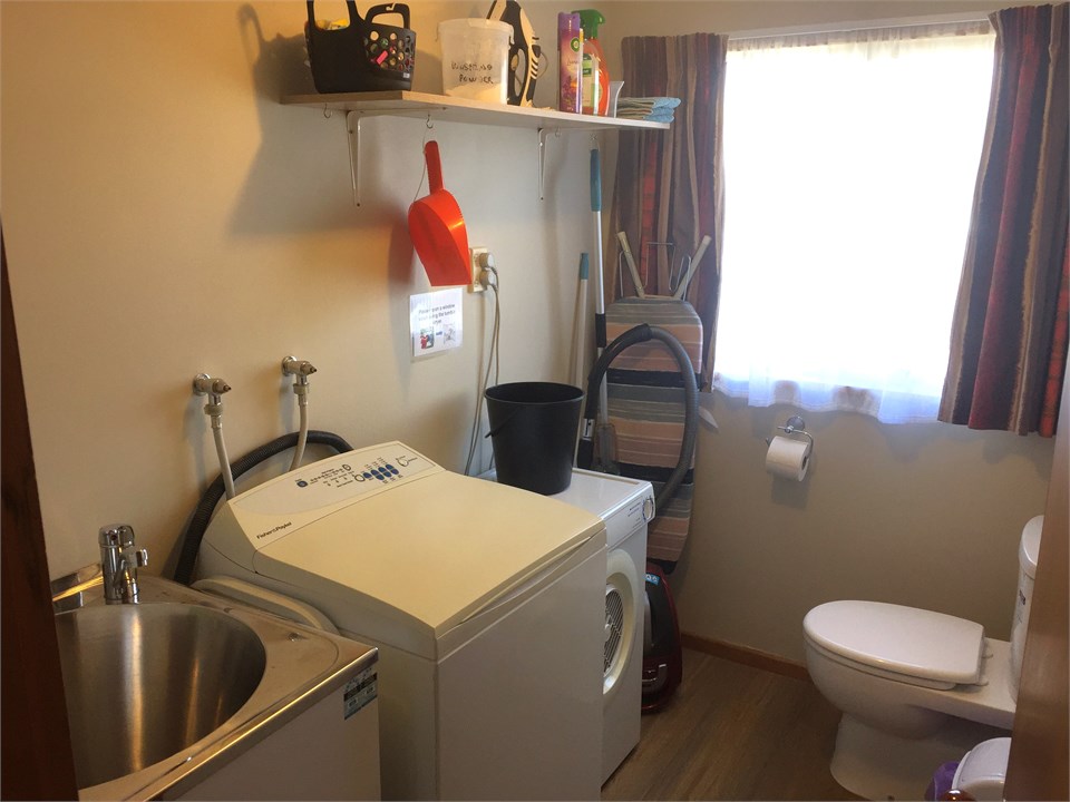 Laundry (extra toilet, washing machine and dryer)