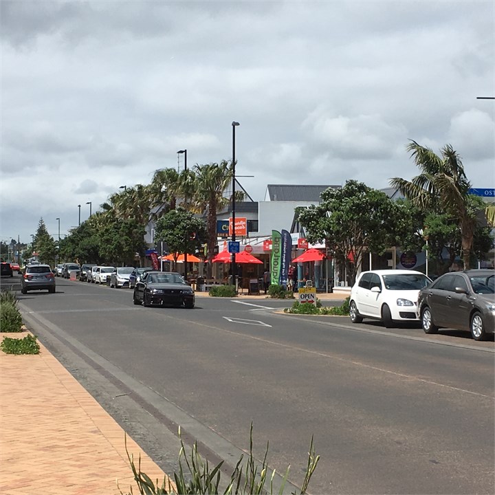 Orewa seaside village just 1000mtrs casual stroll 