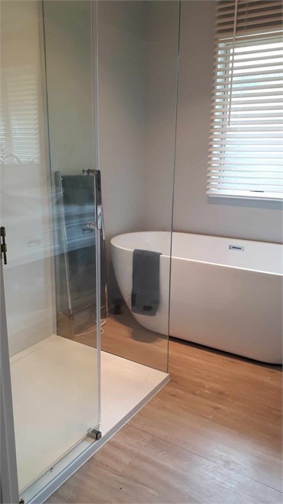 Main Bathroom / Separate Toilet