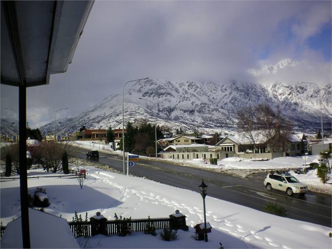The Remarkables skifield is up there somewhere...