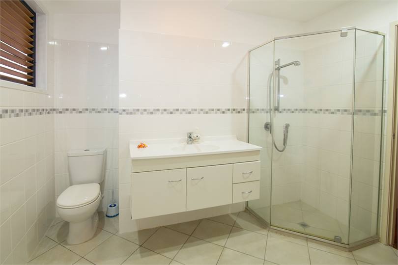 Upstairs bathroom incl bath