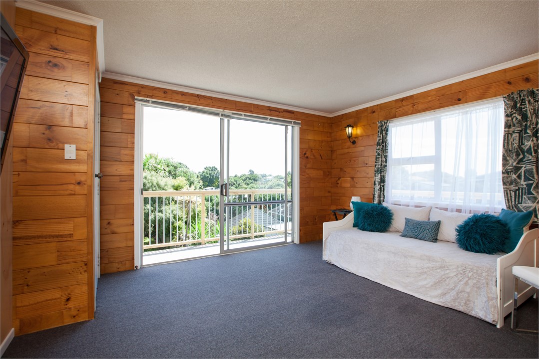 Upstairs living area (single bed with trundler)