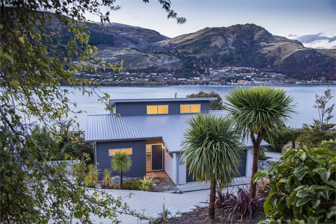 Prestigious location close to the lake's edge